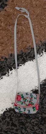 Kabelka vzorovana "ludovy motiv",