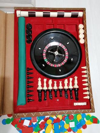 Súbor spoločenských hier, ruleta, šach, v kufríku, 
