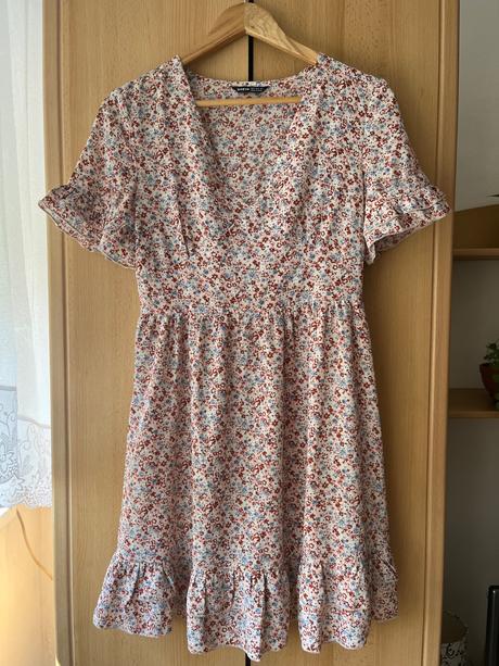 Kvetinové šaty s volánom, s