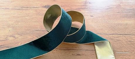 Ozdobná stuha zamatová - 63 mm - smaragdovo zelená, 