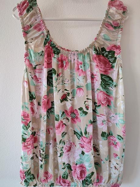 Dámske blúzky , tričká,svetriky rôzne veľkosti.., 