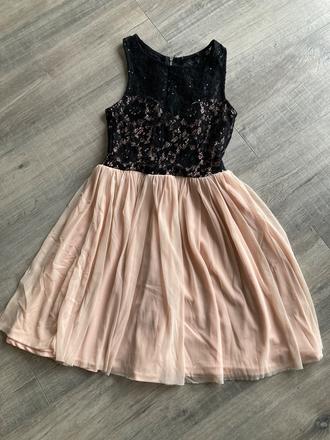 Šaty s čipkou a tylovou sukňou, 32