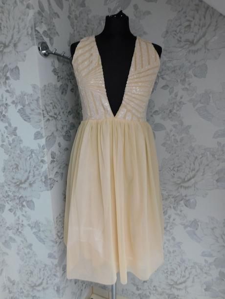 Velmi pekne šaty na slavnost, 38