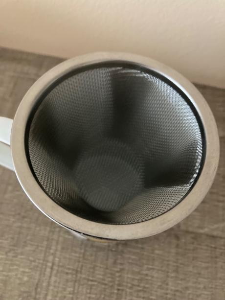 Šálka mačka so sitkom, 