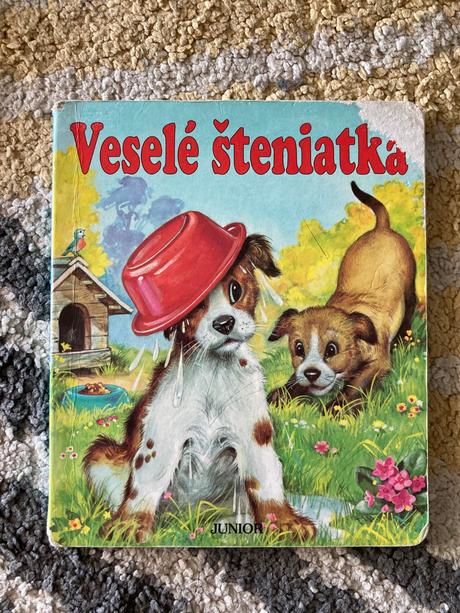 Veselé šteniatka a medvedík na prechádzke, 