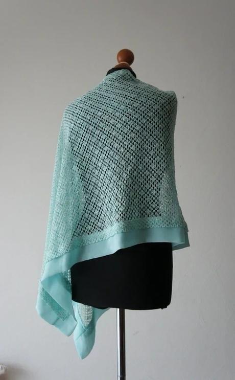 Štýlové mätové háčkované pončo / prehoz, 