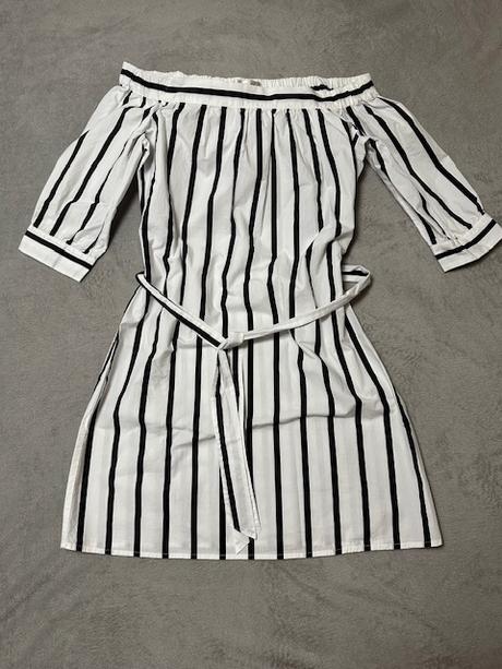 Biele pásikavé šaty s odhalenými plecami, l / m