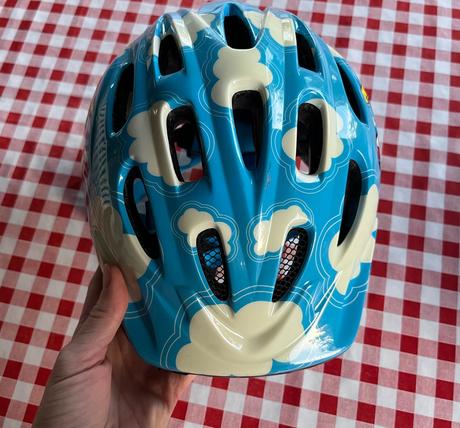 Cyklistická prilba, s