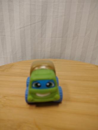 Zelené gumené autíčko playskool wheel pals, 6 cm, 