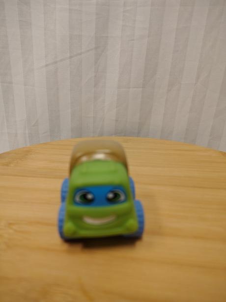 Zelené gumené autíčko playskool wheel pals, 6 cm, 