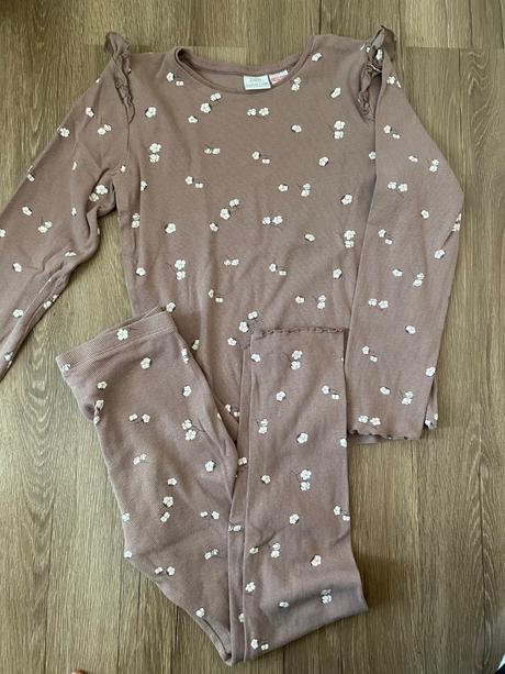 Krásne vrubkovane pyžamo, zara,140
