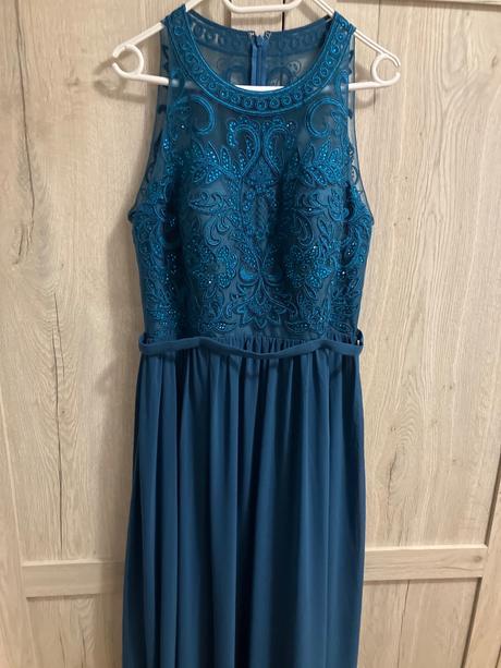 Šaty na spoločenskú udalosť, 40