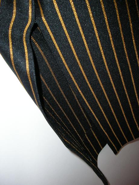 790. čierne prúž. šaty aj pre teh., m