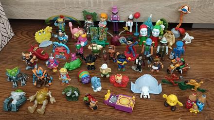 Kinder figúrky mix,