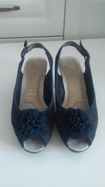 Kvietkované krásky, rieker,36