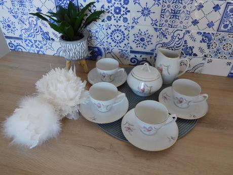 Porcelánové šálky,podšálky,cukorníčka,mliekovník., 