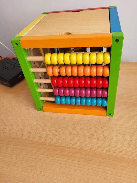 Drevená multifunkčná hračka,