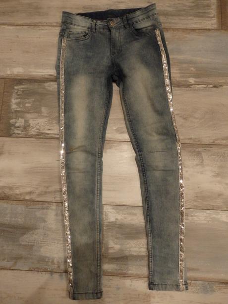 Džínsy s lesklým pásikom veľ. 134/140, 134