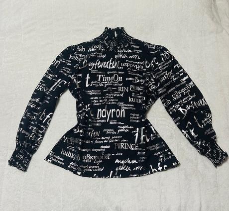 Čierna blúzka so striebornými nápismi, l / m