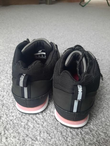 Turisticke vyssie tenisky, 36