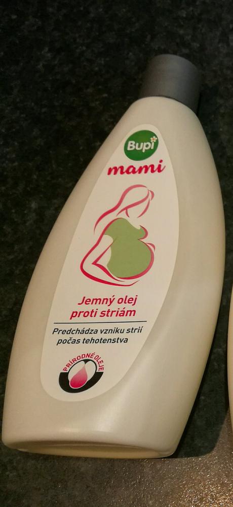 Veľká čierna mačička strií
