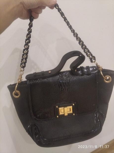 Dámska kabelka so zlatými detailami, 