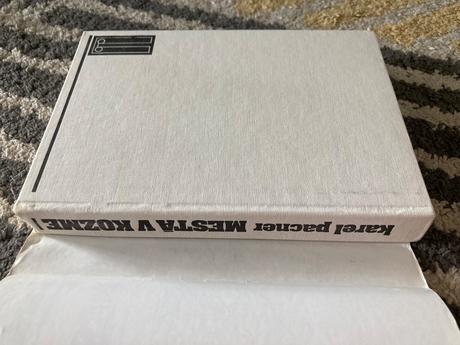 Mestá v kozme-prvé vyd.1989,