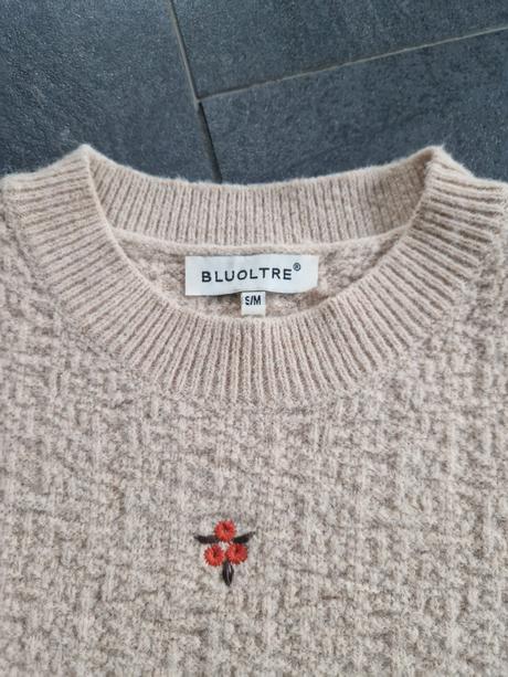 Béžový pulóver s kvietkami, s