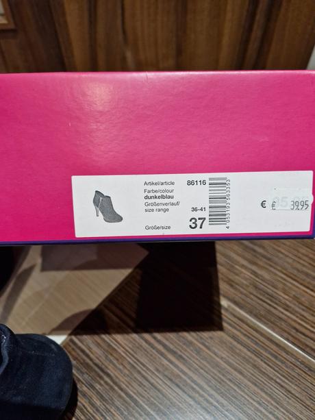 Tmavomodré topánky, 37