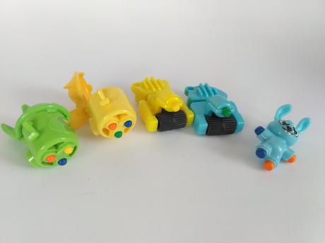 Mix vecí z kinder vajec štetce, ceruzky, gumy,