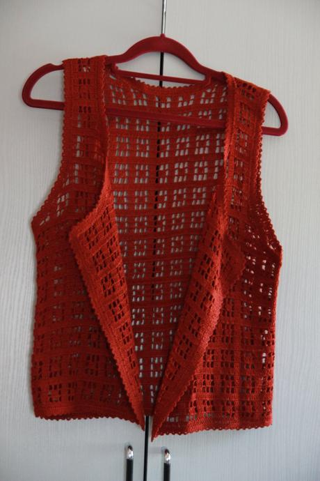 Háčkovaná červená vesta m, m