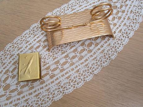 2040. 2 darčekové predmety,