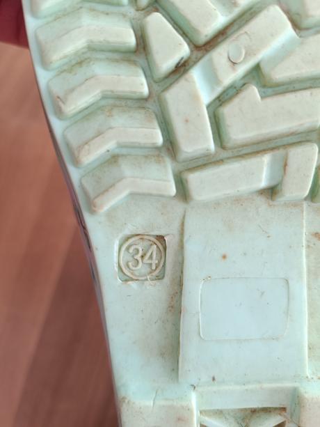 Kvetovane gumaky, 34