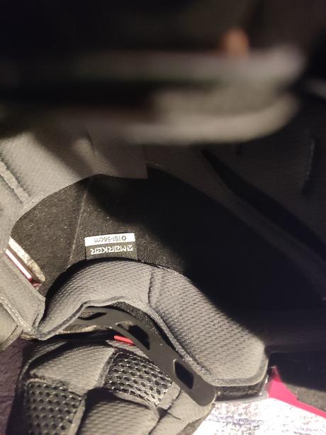 Prilba marker s vysuvacimi okuliarmi, s