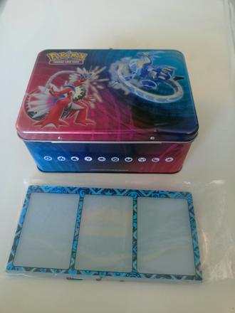 Pokémon kufrík + magnetický stojan na 3 karty,