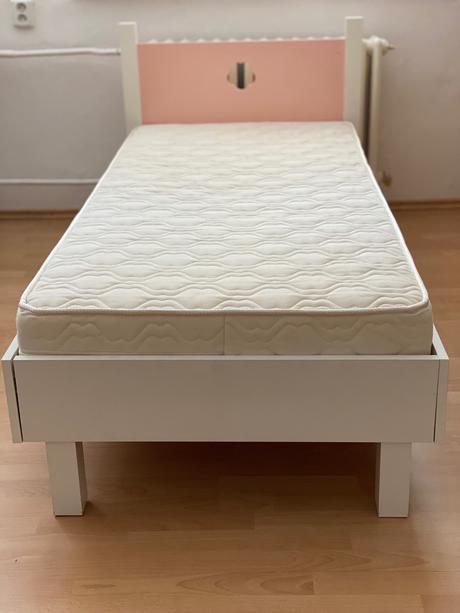 Dievčenská izba - posteľ, komoda, nočný stolík,...,