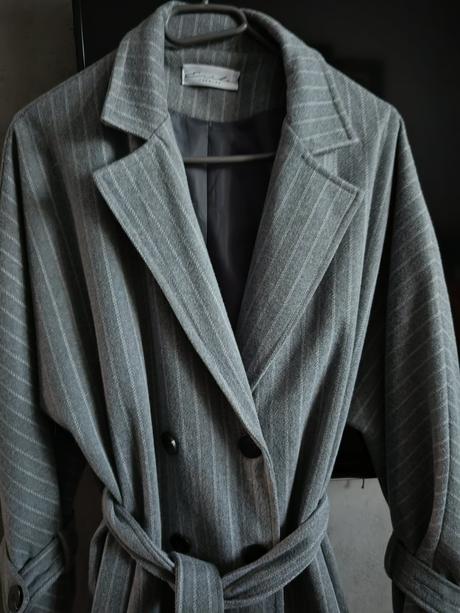 Svetlosivý dlhý pruhovaný kabát seppy, 