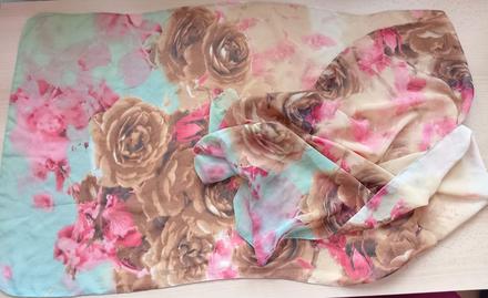 Tenký silonový šál,