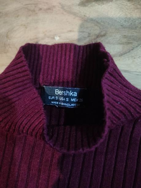 Tmavoškoricove rolakove tričko, bershka,s