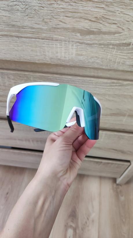 Športové slnečné okuliare zelené šošovky,