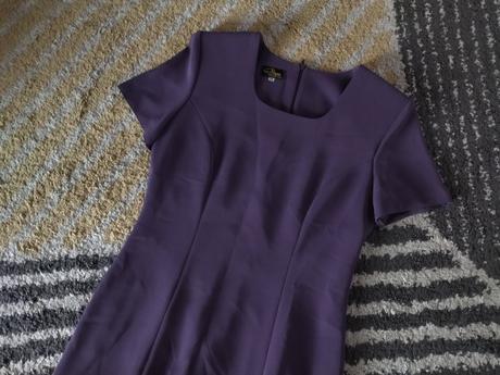 Fialové puzdrové šaty, 36