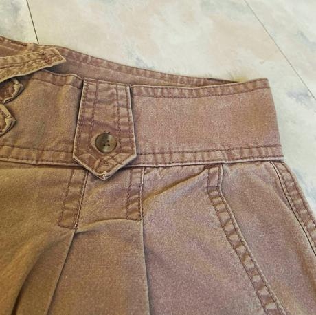 Bermudy s vysokým pásom, 44