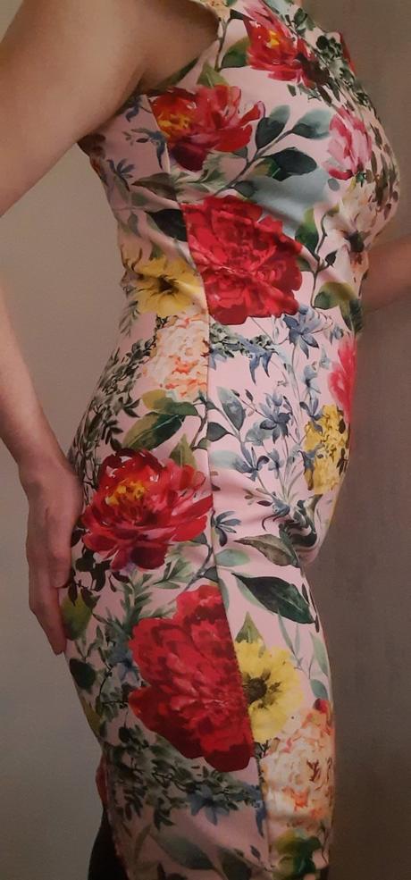 Kvetované púzdrové šaty, m