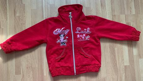 Červený dievčenský sveter, 86