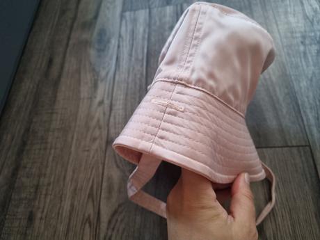 Krasny klobuk calvin klein, calvin klein