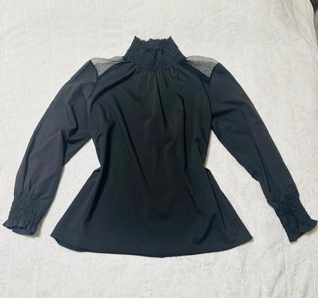 Čierna blúzka so stojačikom a s tylom na pleciach, m