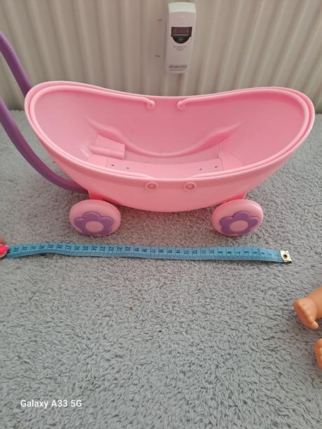 Bábika s kočiarikom/kolískou,