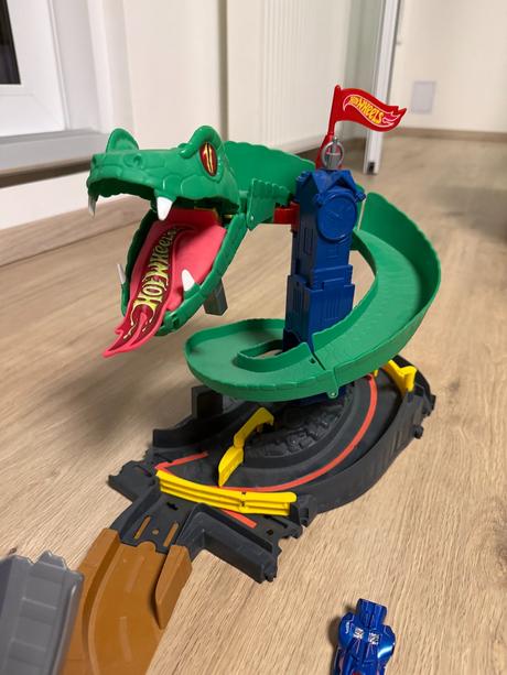 Dráha hot wheels "zatoč s kobrou", 