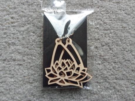 Drevené náušnice kvet lotos, 