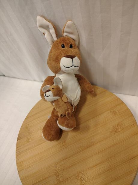 Plyšová kengura s  mláďatkom kinder ferrero, 29 cm, 